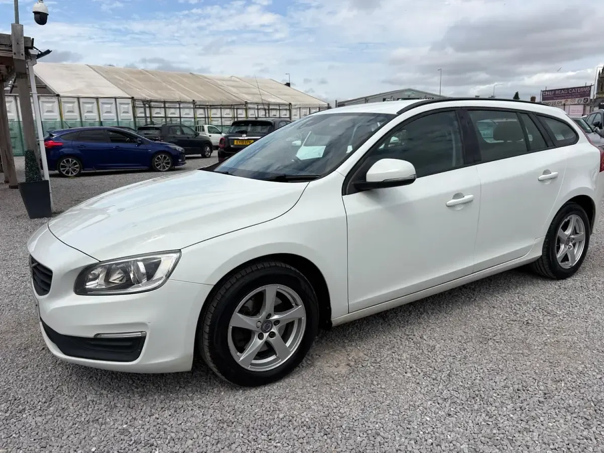 Used Volvo V60 Business Edition 190 HP (139 kW) 2016 White Estate