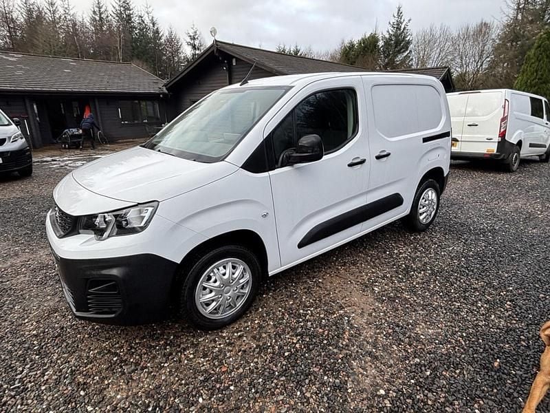 Used Peugeot Partner Premium 131 HP (96 kW) 2023 White MPV