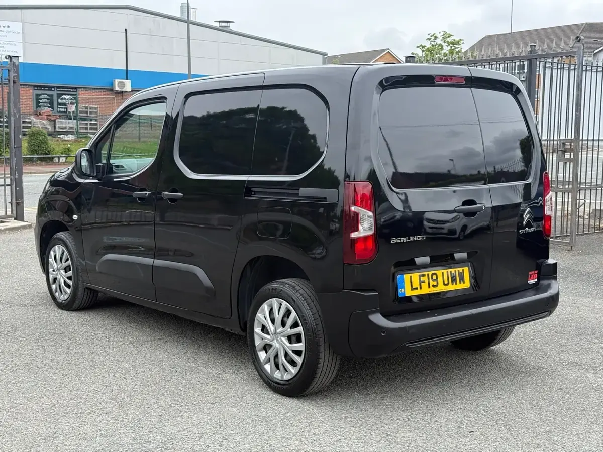 Used Citroën Berlingo Start 100 HP (73 kW) 2019 Black MPV
