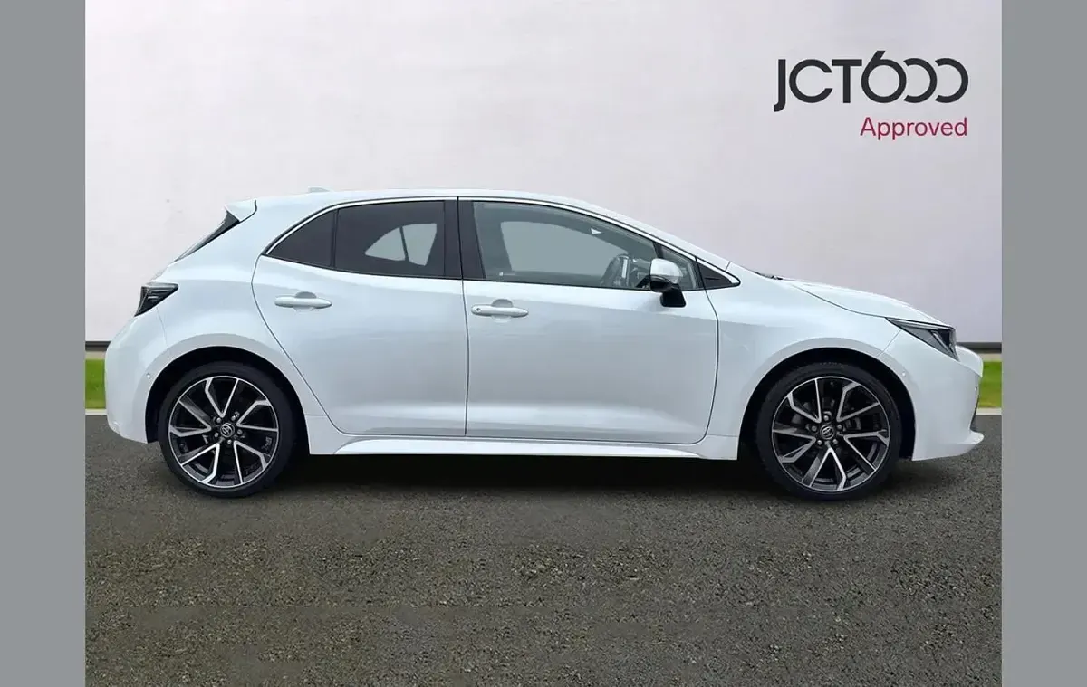 Used Toyota Corolla 120 HP (88 kW) 2022 White Hatchback