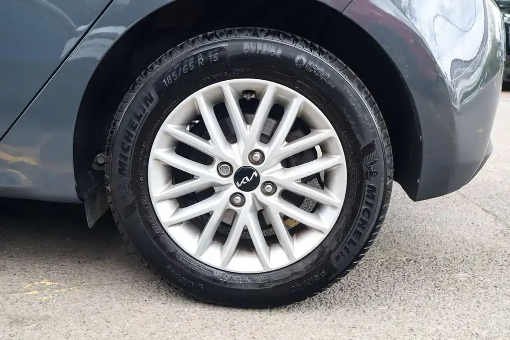 Begagnad Kia Rio 101 HK (74 kW) 2023 Grå Halvkombi