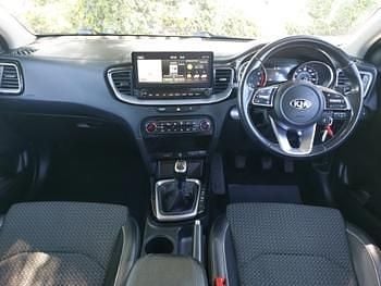 Usado Kia Ceed 138 HP (101 kW) 2020 Preto Citadino