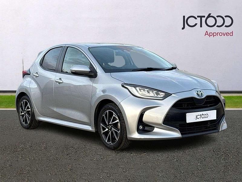 Silver Used 2022 Toyota Yaris Hybrid Design Hatchback | £14,250 (Fair price) - Image 1/4