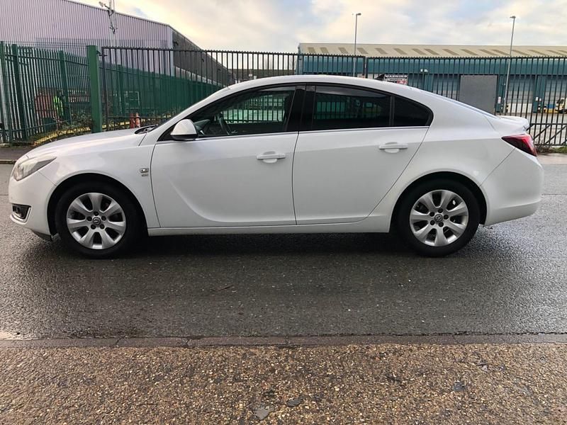 Used Vauxhall Insignia SRi 136 HP (100 kW) 2016 White Hatchback