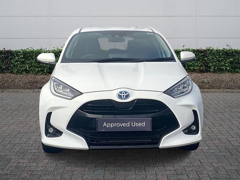 Used Toyota Yaris Hybrid Design 2024 White Hatchback