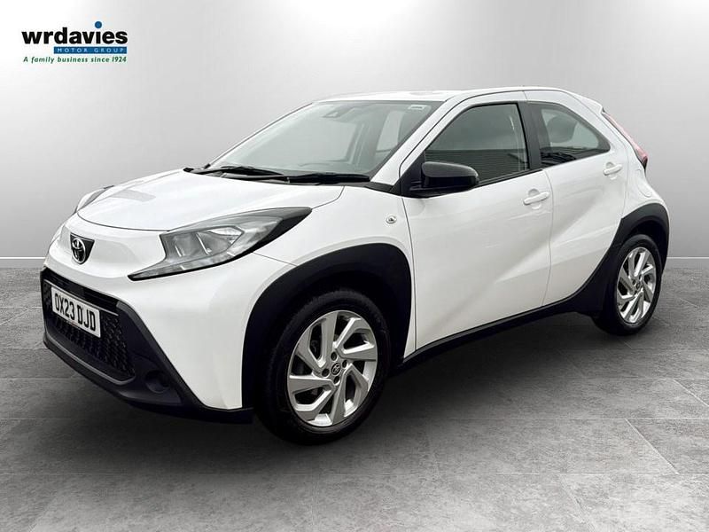 Used Toyota Aygo X PURE 72 HP (52 kW) 2023 Pure white SUV