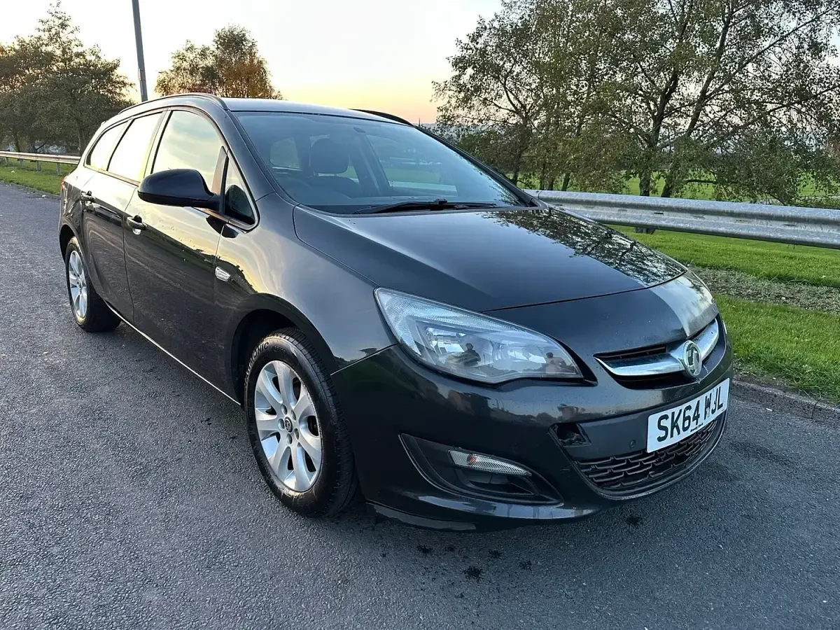 Used Vauxhall Astra Design Edition 2014 Black Estate