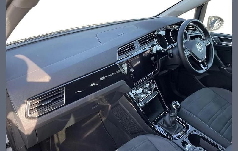 Used VW Touran SEL 150 HP (110 kW) 2021 White MPV