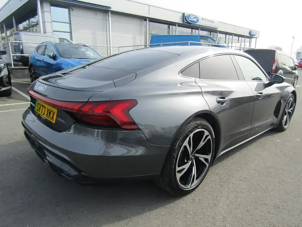 Second-hand Audi e-tron GT quattro Comfort 389 kW (530 CP) 2023 Gri Berlinǎ