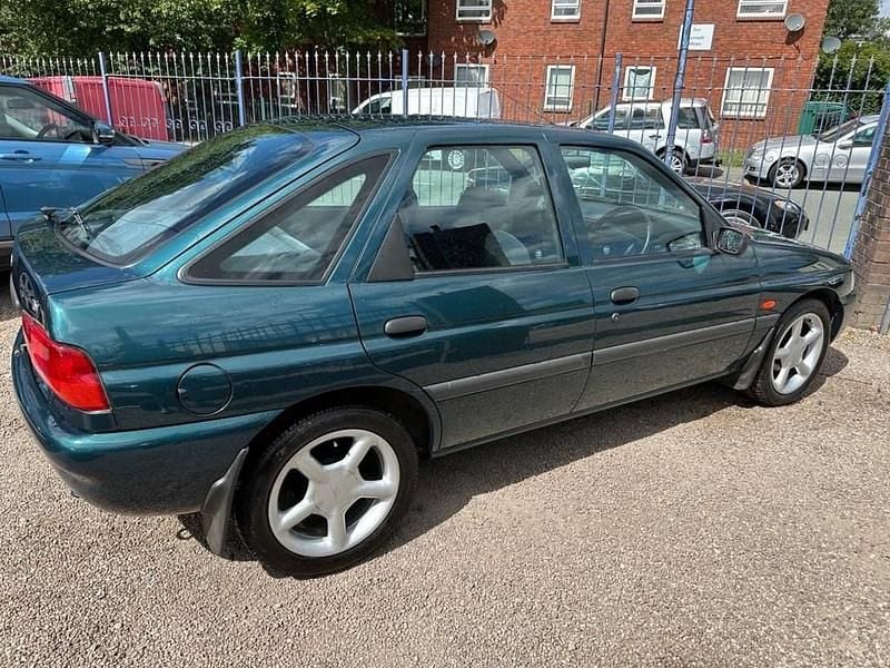 Used Ford Escort 89 HP (65 kW) 1997 Green Hatchback