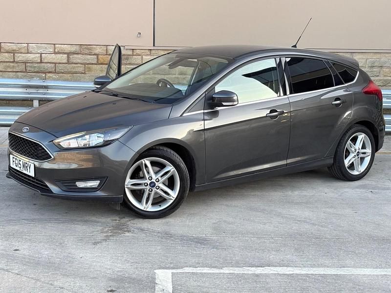 Begagnad Ford Focus Zetec 2015 Grå Halvkombi