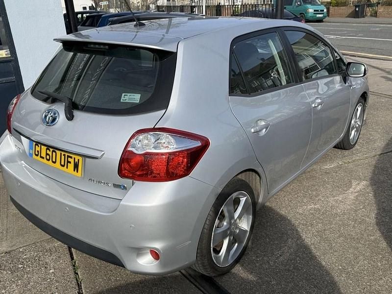 Used Toyota Auris Hybrid T4 136 HP (100 kW) 2011 Silver Hatchback