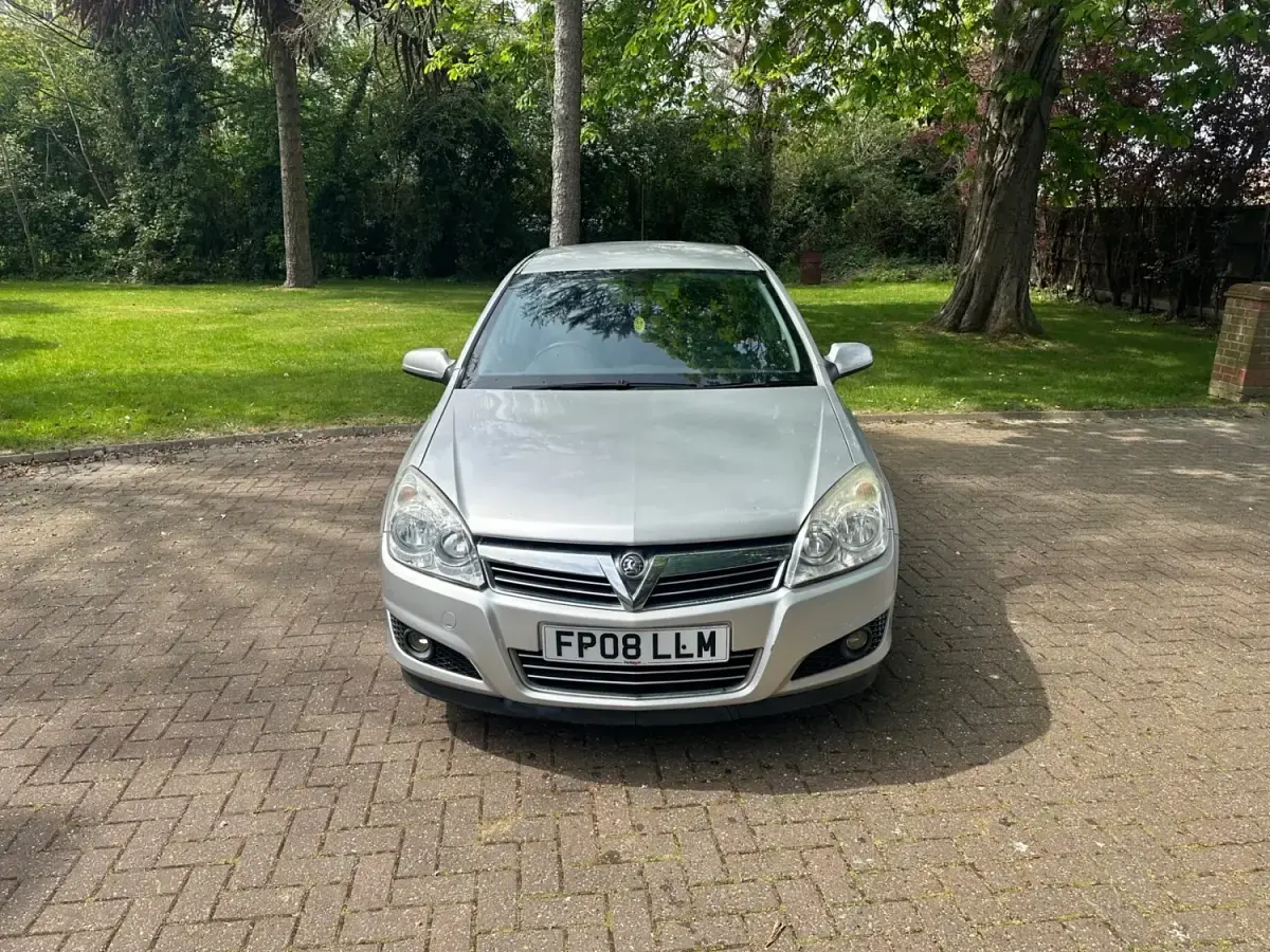 Usado Vauxhall Astra Design Edition 138 CV (101 kW) 2008 Plateado Utilitario