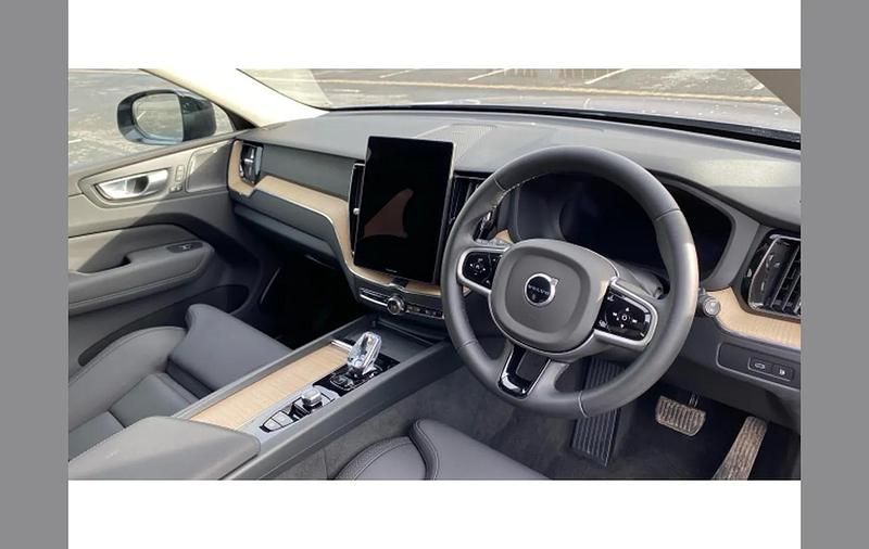 Used Volvo XC60 Plus 350 HP (257 kW) 2025 Silver SUV