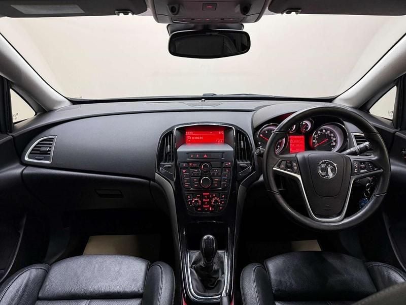 Used Vauxhall Astra Elite 2015 White Estate