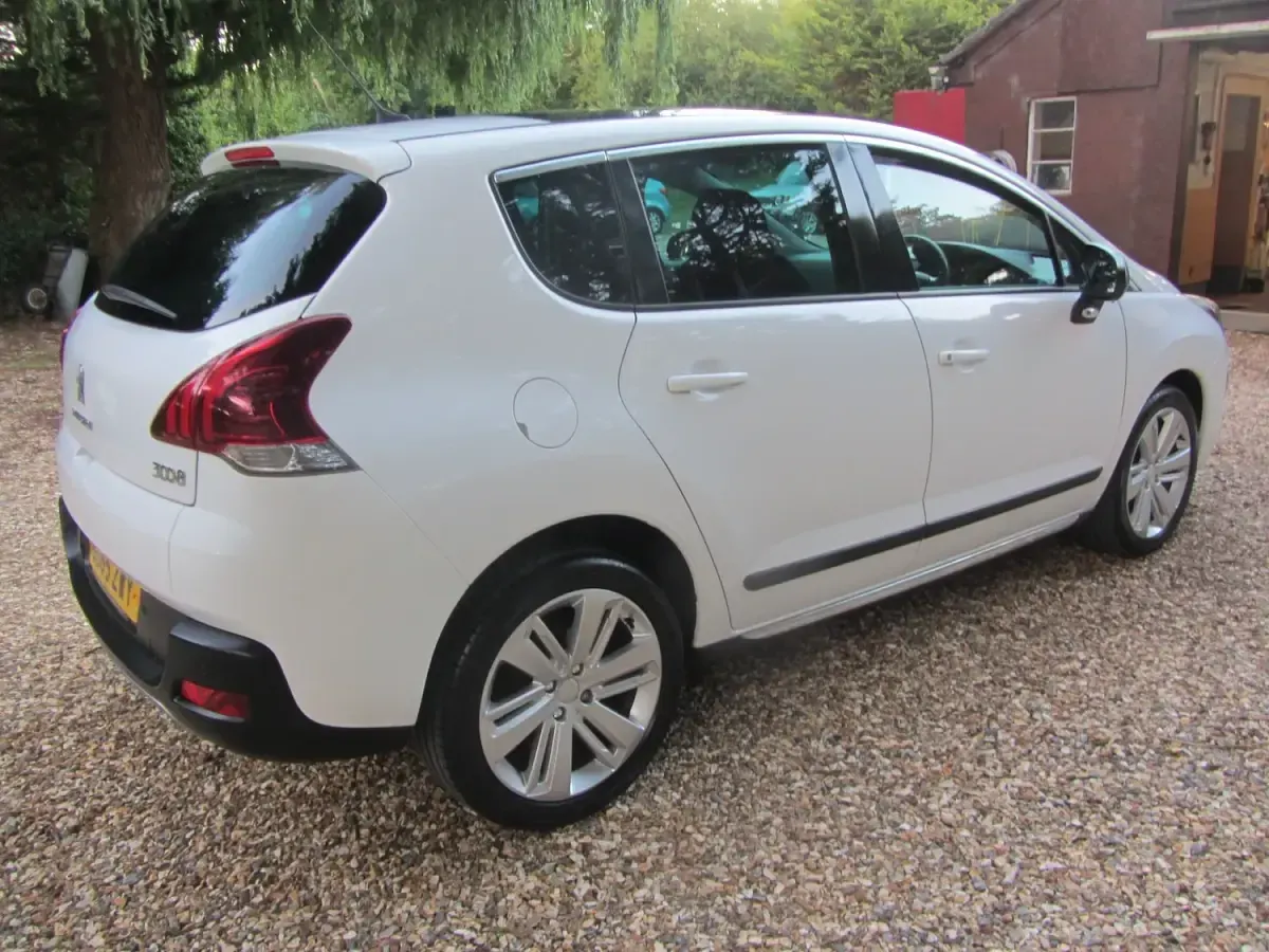 Used Peugeot 3008 Allure 2016 Polar white Hatchback