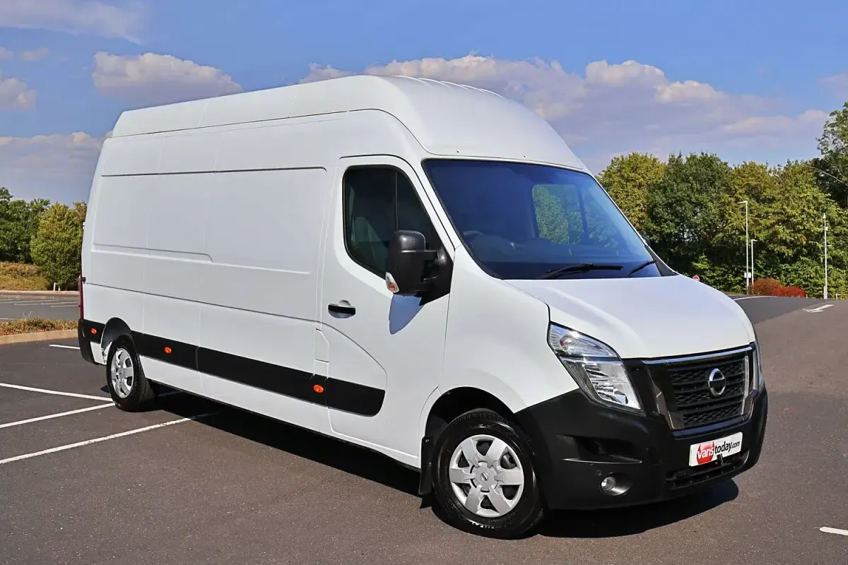 Used Nissan Interstar Tekna 180 HP (132 kW) 2024 White Van