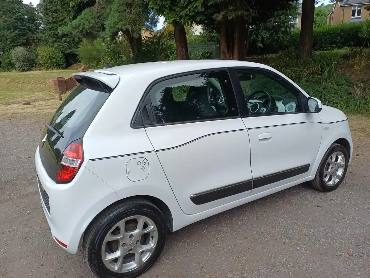 Used Renault Twingo Dynamique 70 HP (51 kW) 2015 White Hatchback