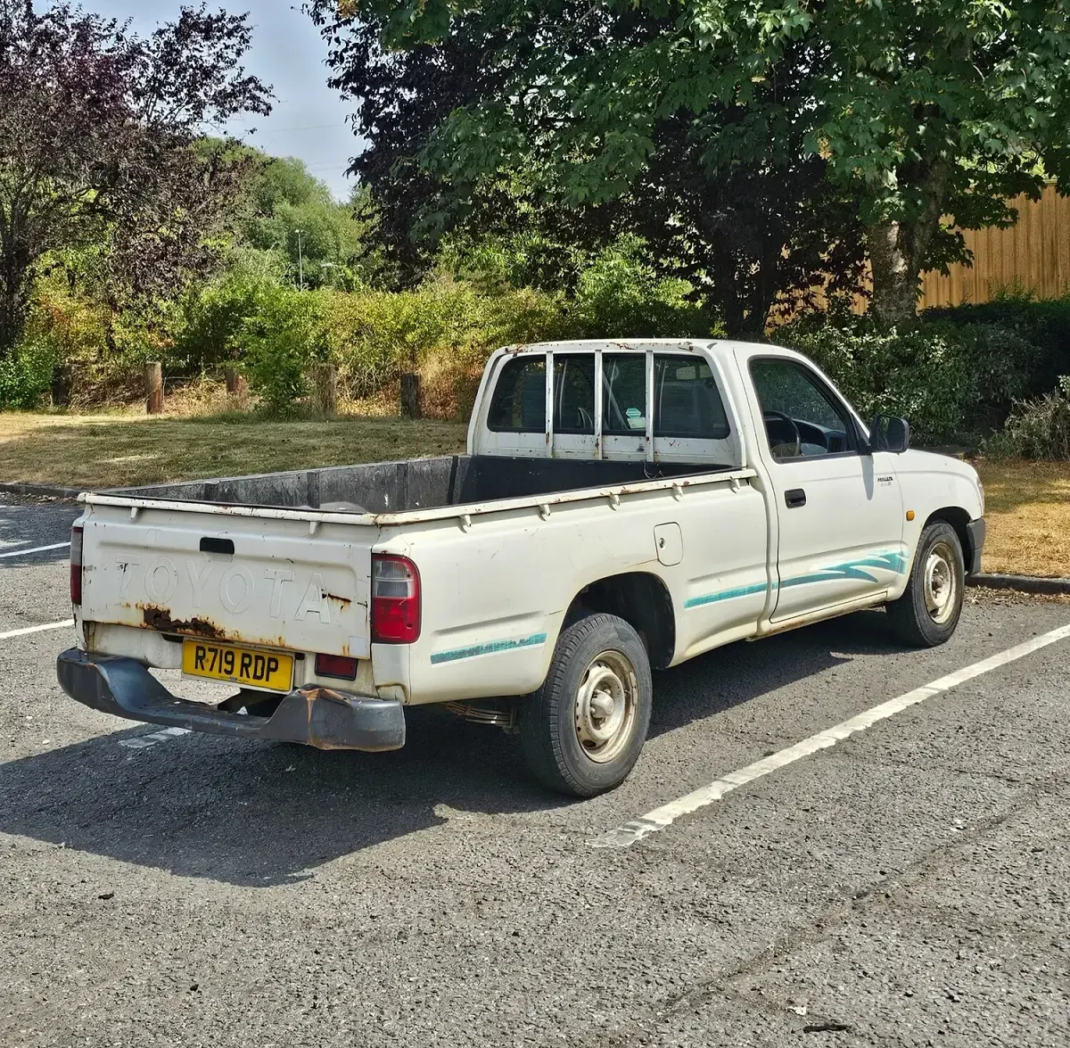 Used Toyota HiLux 97 HP (71 kW) 1998 White Pickup