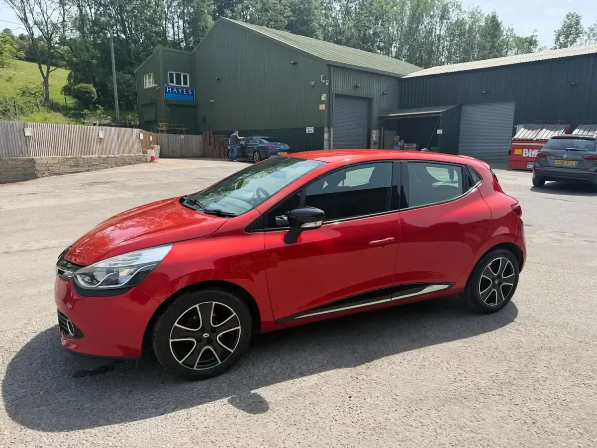 Used Renault Clio Dynamique 90 HP (66 kW) 2015 Red Hatchback