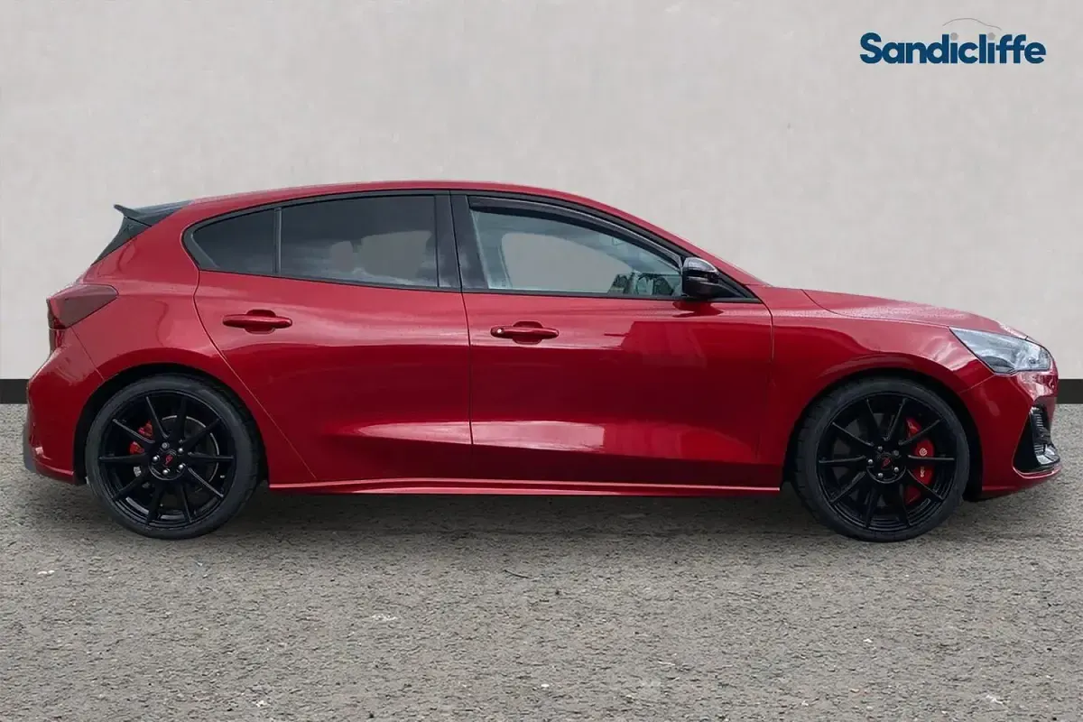Used Ford Focus ST 280 HP (205 kW) 2024 Red Hatchback