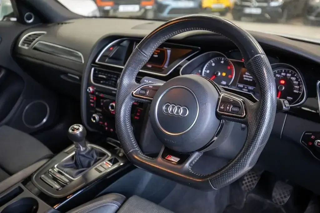 Używany Audi A4 Black Edition 150 KM (110 kW) 2014 Biały Sedan/Limuzyna