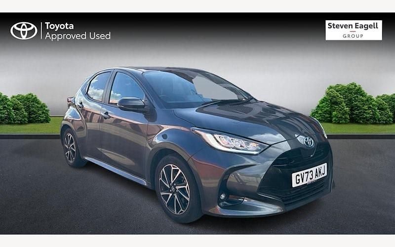 Used 2025 Toyota Yaris Hybrid Design Hatchback | £19,501 (Fair price) - Image 1/3