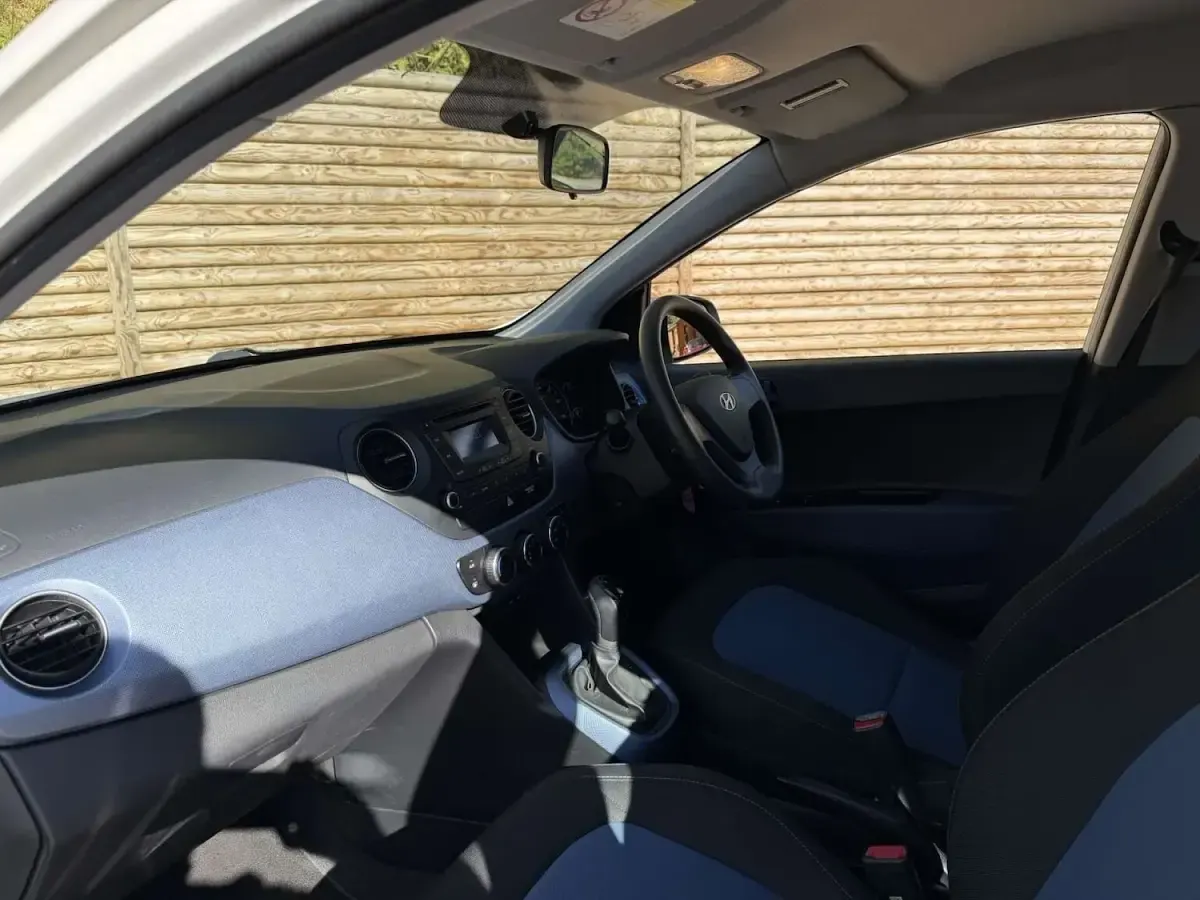 Used Hyundai i10 Premium 87 HP (63 kW) 2015 White Hatchback