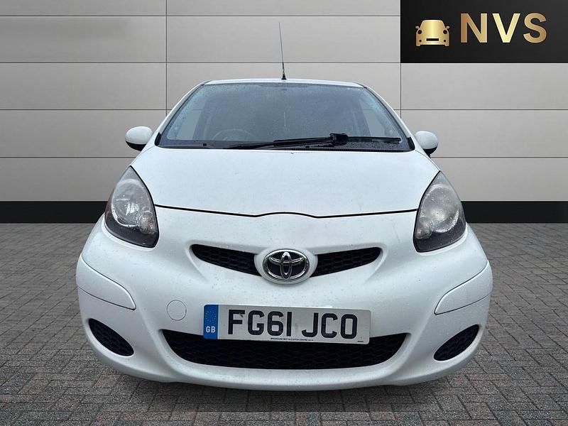 Begagnad Toyota Aygo 68 HK (50 kW) 2011 Vit Halvkombi