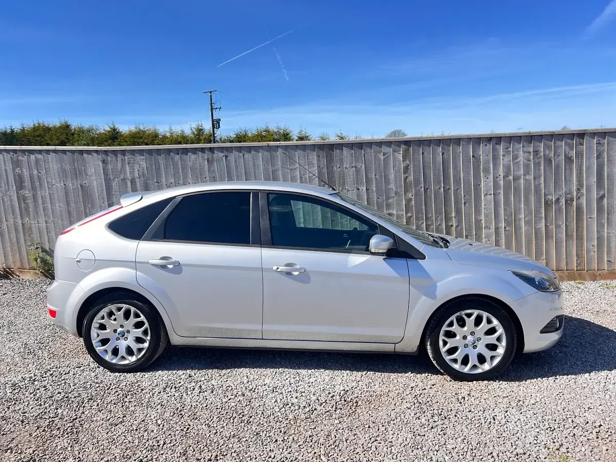 Used Ford Focus Zetec 99 HP (72 kW) 2010 Silver Hatchback
