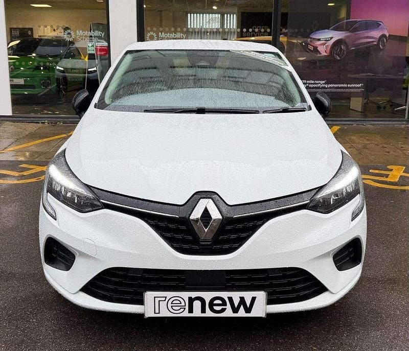Used Renault Clio V Evolution 90 HP (66 kW) 2022 White Hatchback
