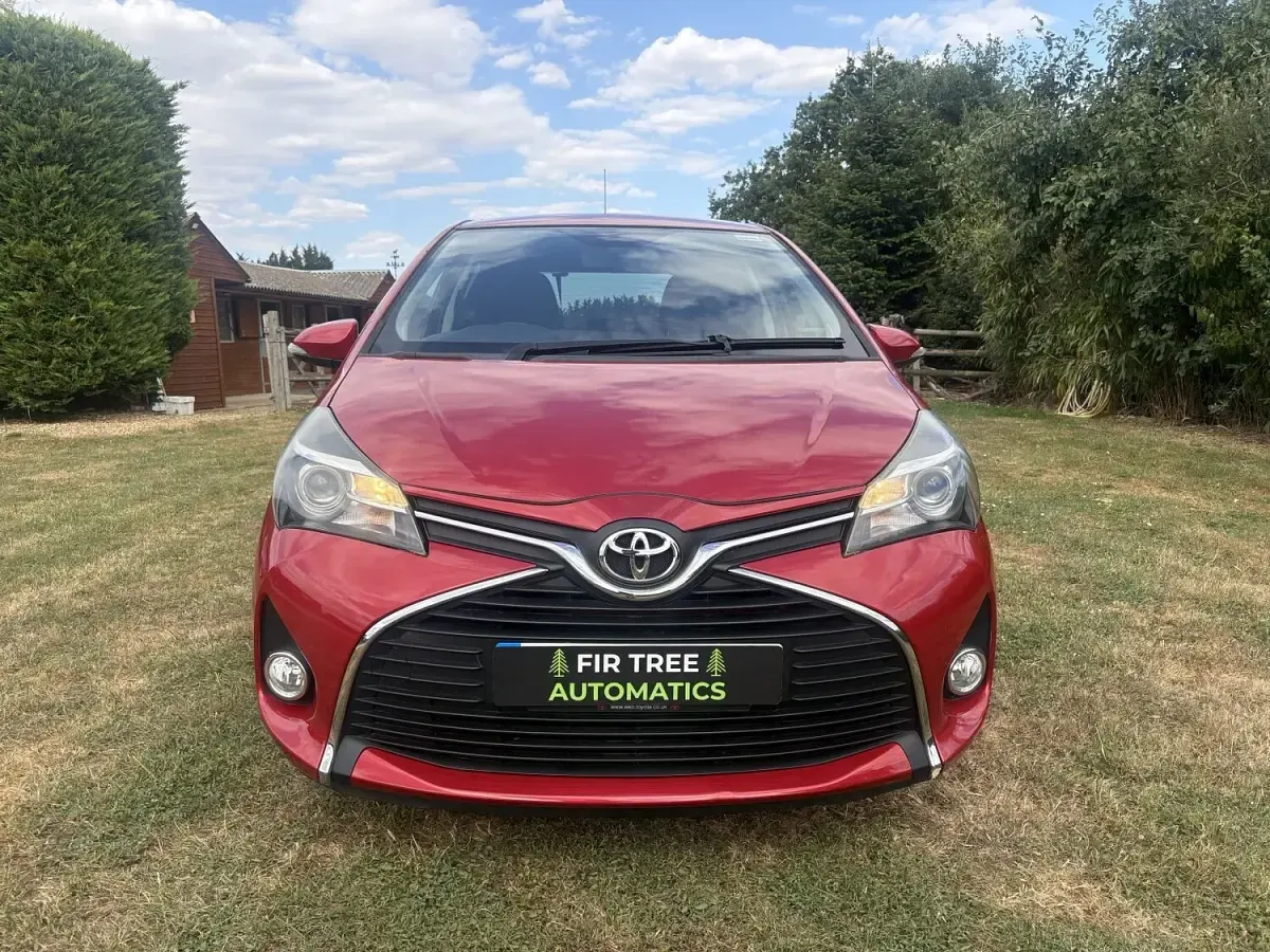 Used Toyota Yaris 99 HP (72 kW) 2016 Red Hatchback