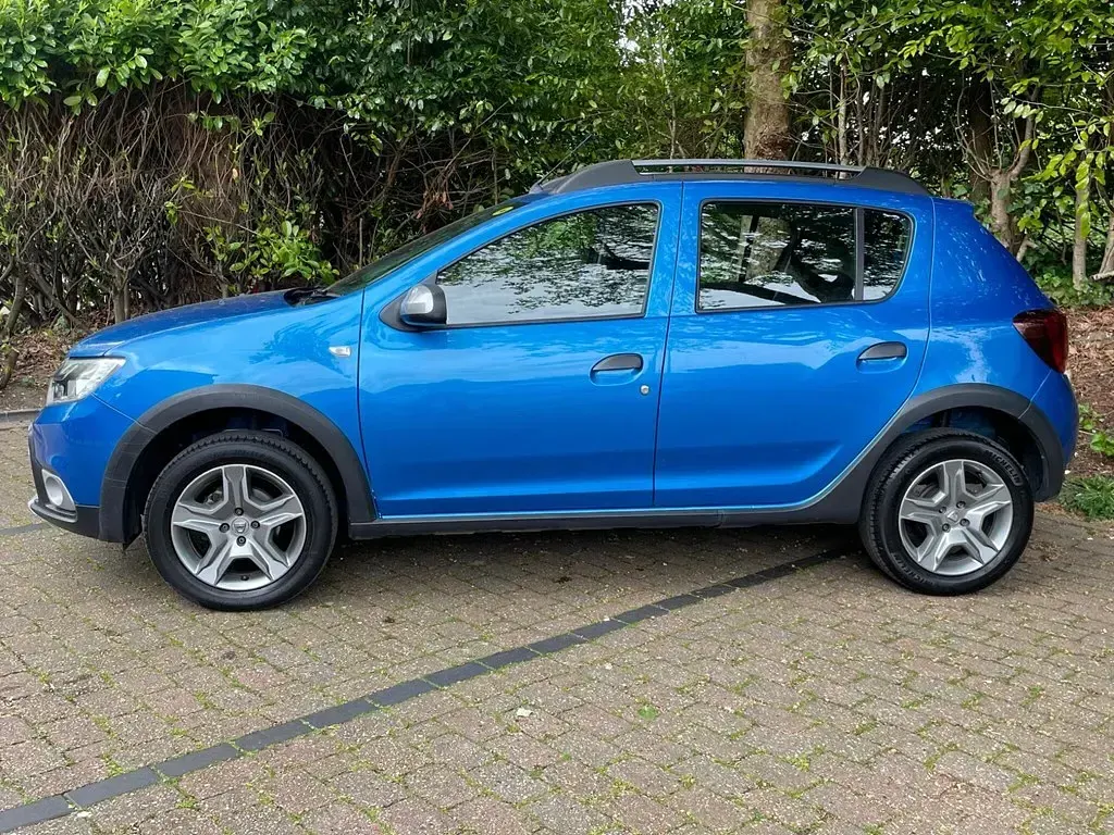 Begagnad Dacia Sandero Essentiel 90 HK (66 kW) 2020 Blå Halvkombi