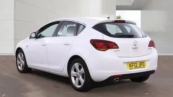 Begagnad Vauxhall Astra SRi 165 HK (121 kW) 2012 Vit Halvkombi
