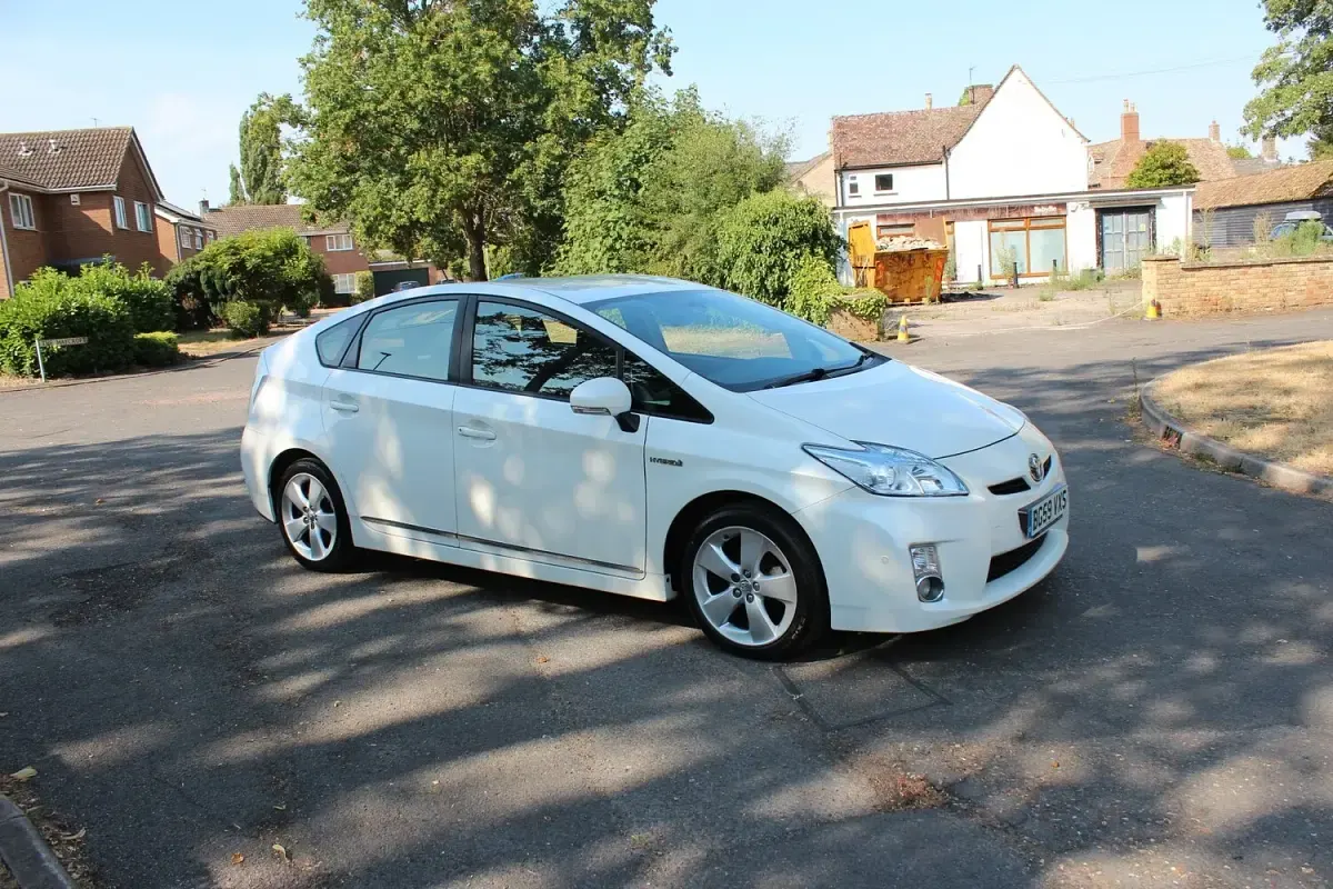Used Toyota Prius 136 HP (100 kW) 2009 White Hatchback
