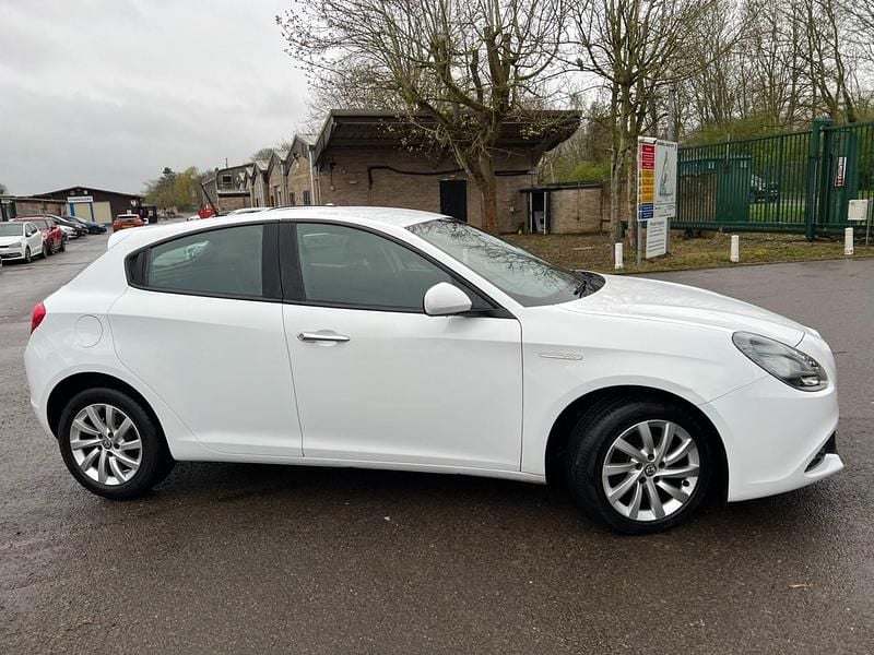 Used Alfa Romeo Giulietta 120 HP (88 kW) 2016 White Hatchback