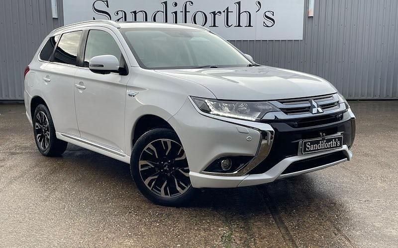 Used Mitsubishi Outlander P-HEV 203 HP (149 kW) 2016 White Estate
