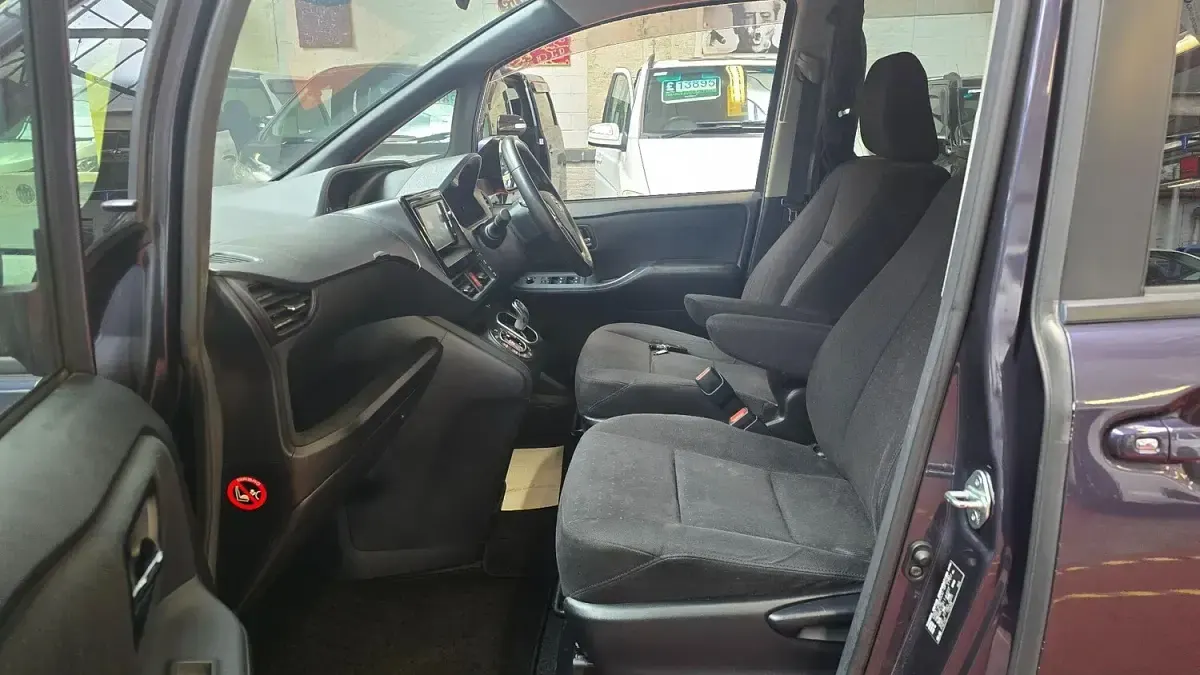 Used Toyota Noah 2026 Mauve/purple