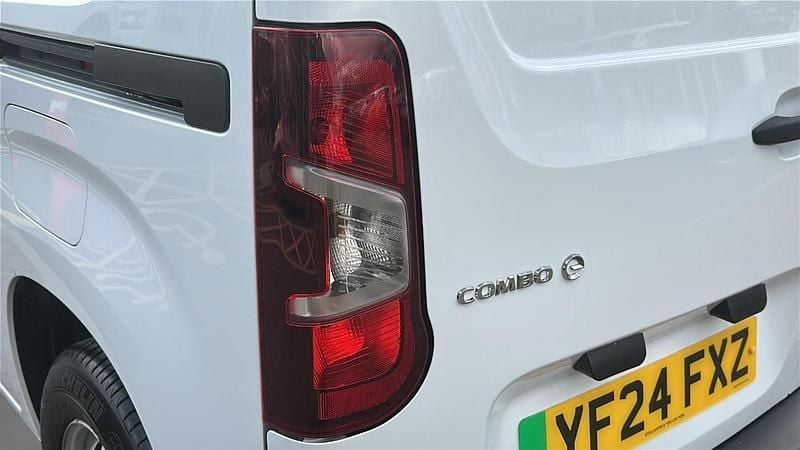 Second-hand Vauxhall Combo 98 kW (134 CP) 2024 Alb Monovolum