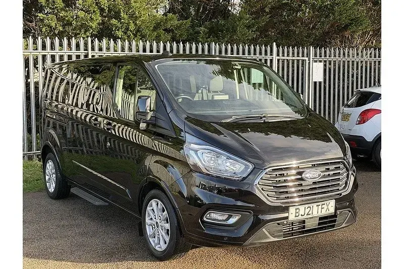 Begagnad Ford Tourneo Custom Titanium 2021 Svart Van