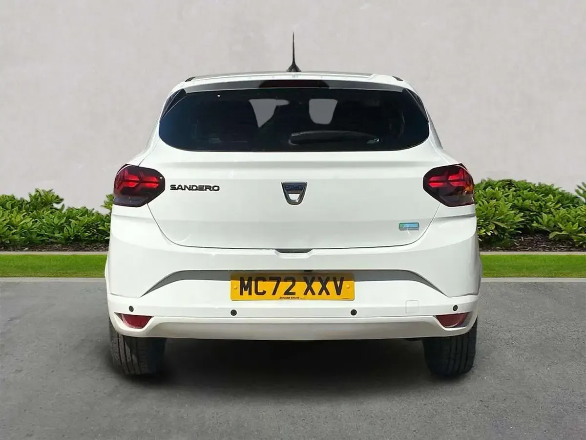 Używany Dacia Sandero Comfort 100 KM (73 kW) 2023 Biały Hatchback