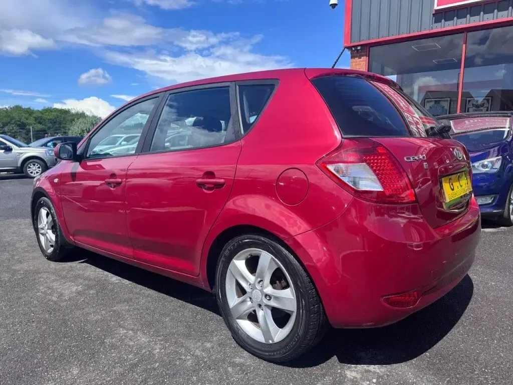 Used Kia Ceed 2010 Red Hatchback