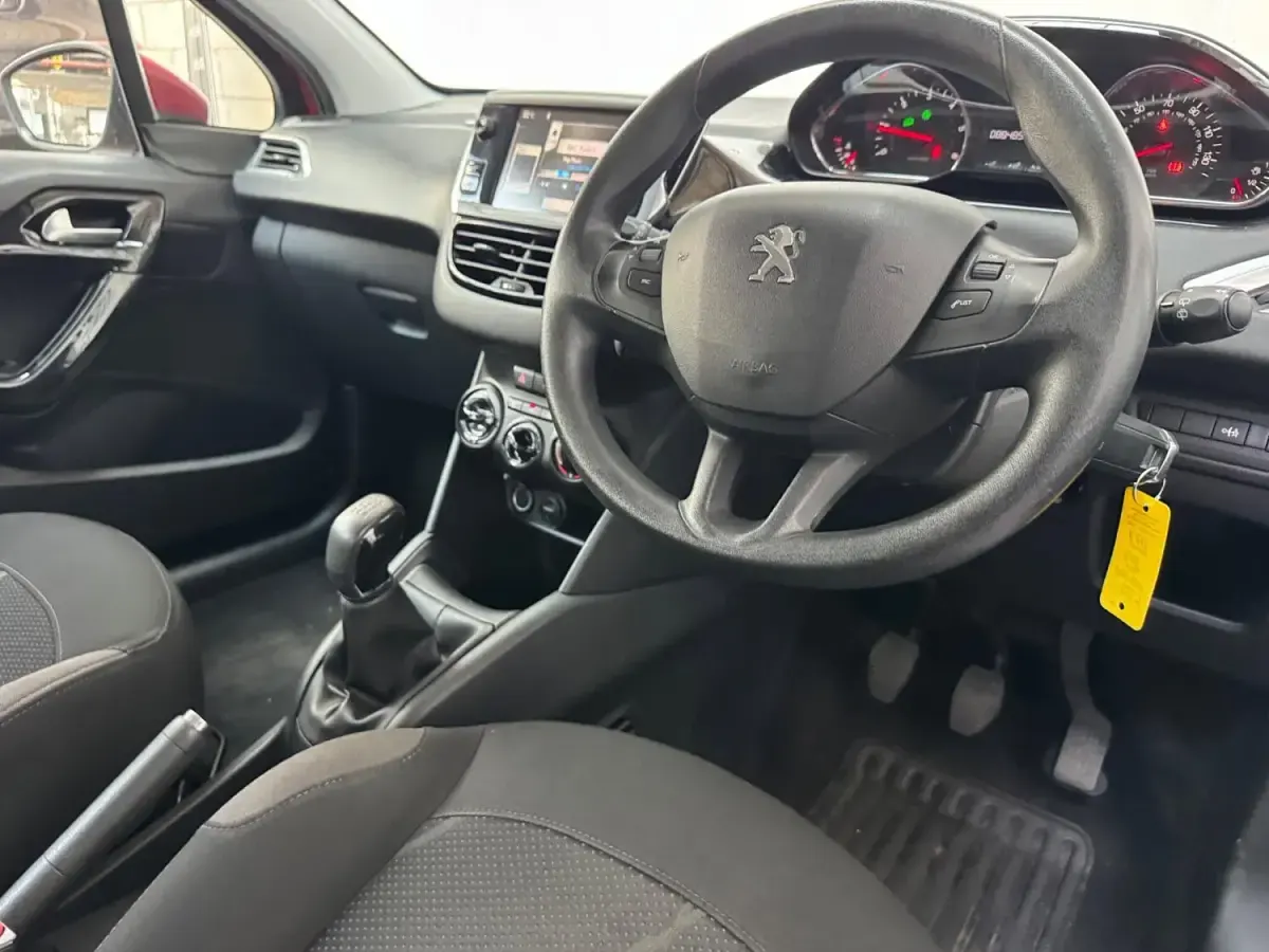 Used Peugeot 208 Active 68 HP (50 kW) 2013 Red Hatchback