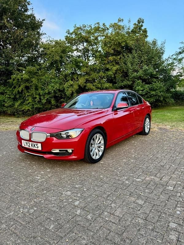 Begagnad BMW 320 Executive 184 HK (135 kW) 2012 Röd Sedan