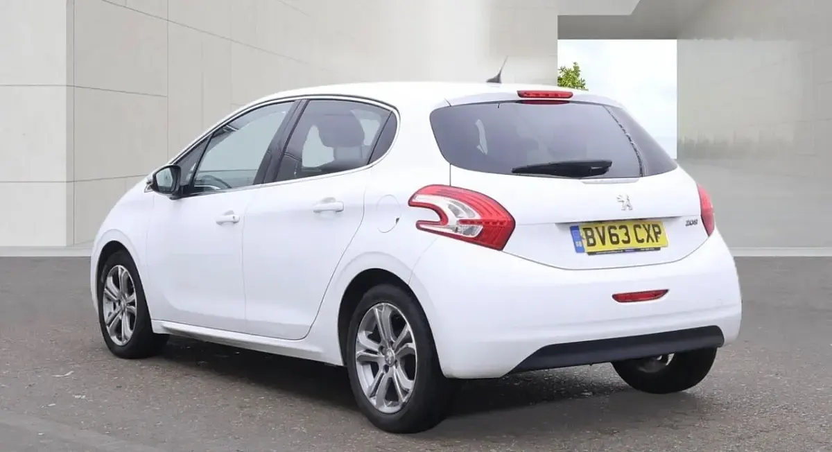 Used Peugeot 208 Allure 82 HP (60 kW) 2013 White Hatchback