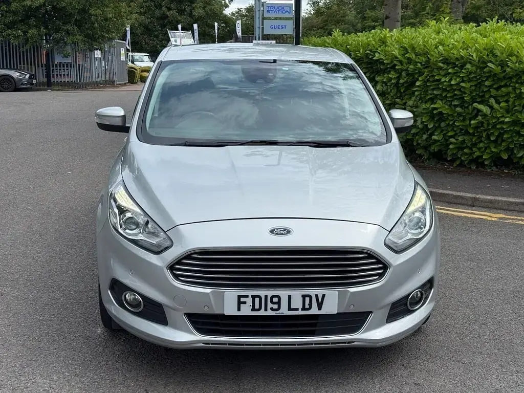 Used Ford S-MAX Titanium 190 HP (139 kW) 2019 Silver MPV