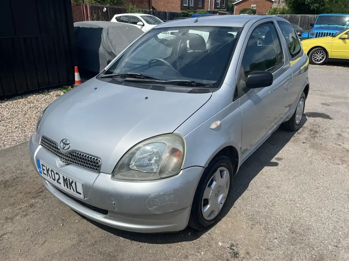 Used Toyota Yaris 86 HP (63 kW) 2002 Silver Hatchback