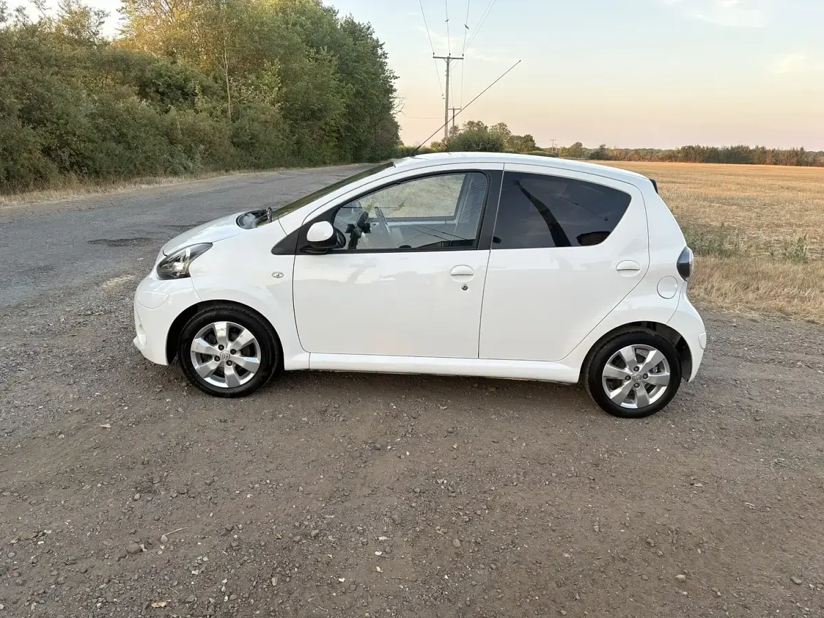 Used Toyota Aygo Style 68 HP (50 kW) 2014 White Hatchback