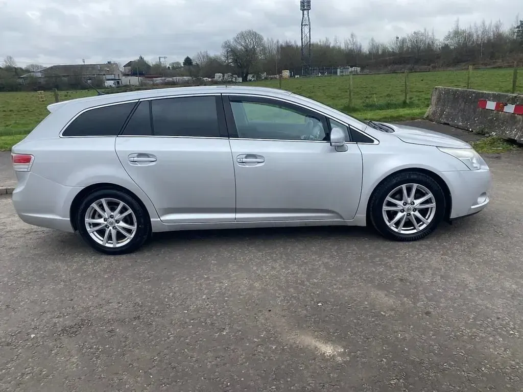 Gebraucht Toyota Avensis 147 PS (108 kW) 2010 Silber Kombi