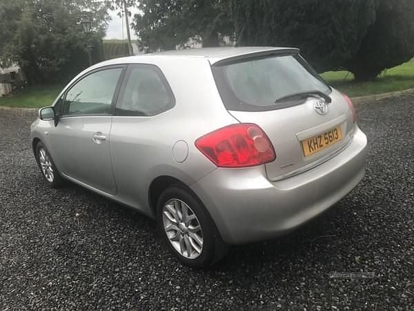 Used Toyota Auris 124 HP (91 kW) 2008 Silver Hatchback